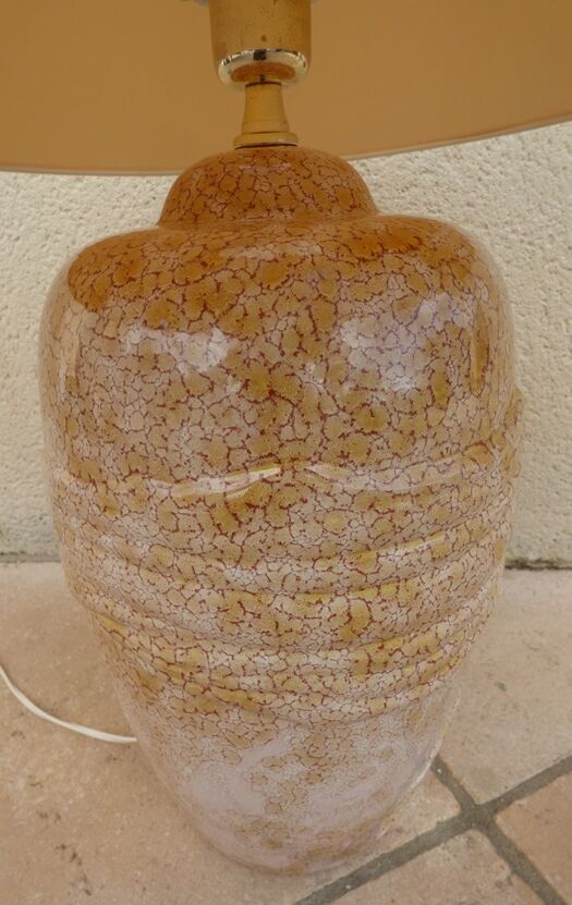 Large light yellow ceramic lamp stand with darker veins