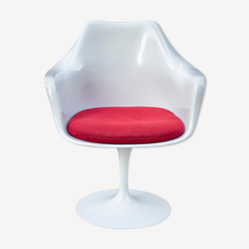 Tulip chair by Eero Saarinen for Knoll
