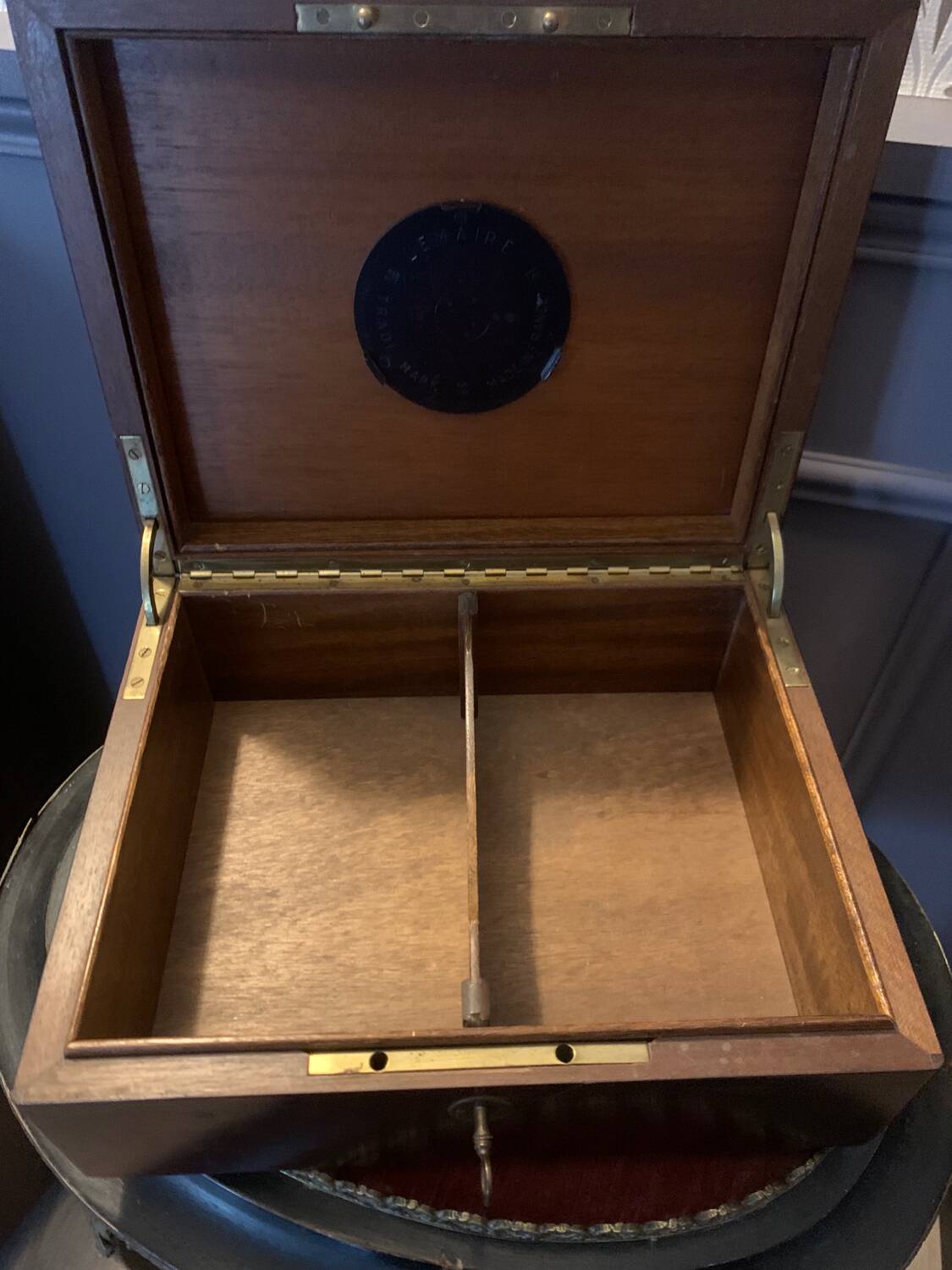 Magnificent liqueur cabinet made of burl wood, with a key and compartments - vintage.
