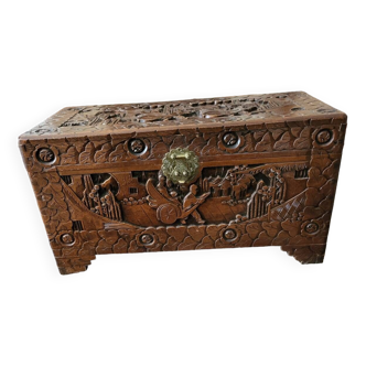 Coffre bois sculpté