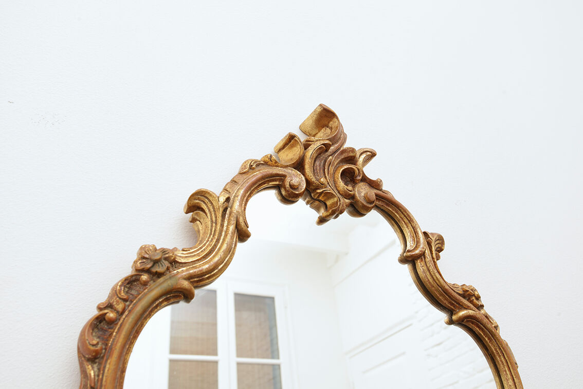 Miroir rocaille doré à la feuille d’or 43x70cm