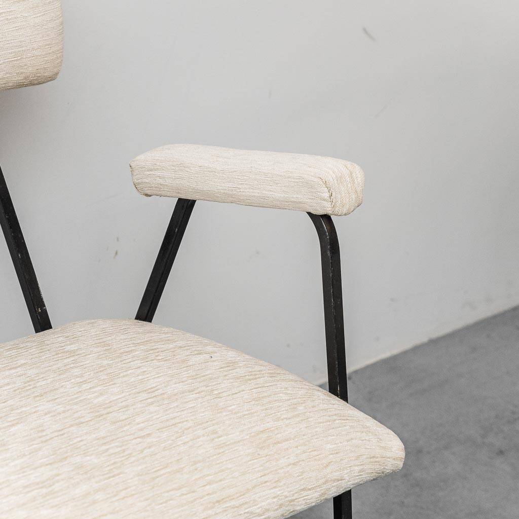 Ensemble de salon vintage avec canapé et fauteuils en métal et tissu, modernisme des années 1970.