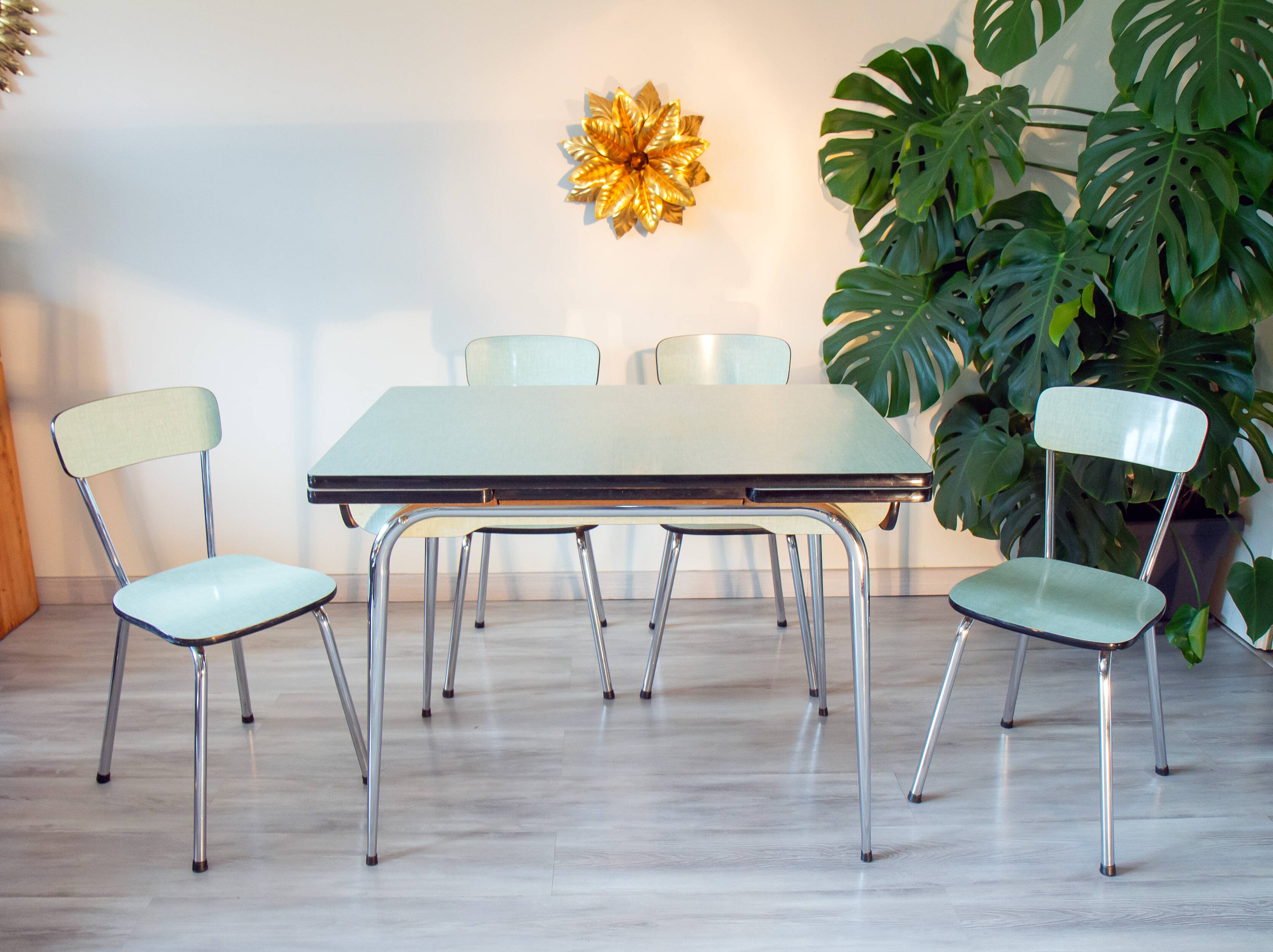 Ensemble table et chaises en formica vert d’eau 1960
