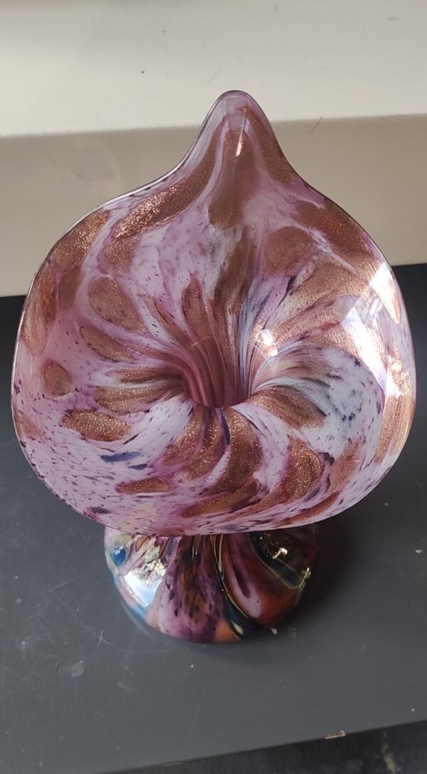 Vase Volubilis en verre d Art Murano. Moucheté fond rose. Haut 21 cm