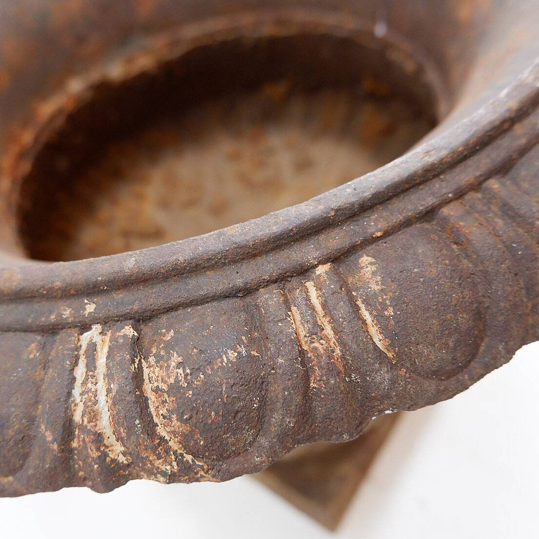 Pair of Medici cast iron planters - Late 19th century