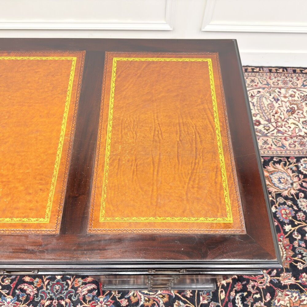 Bureau anglais classique avec incrustation en cuir