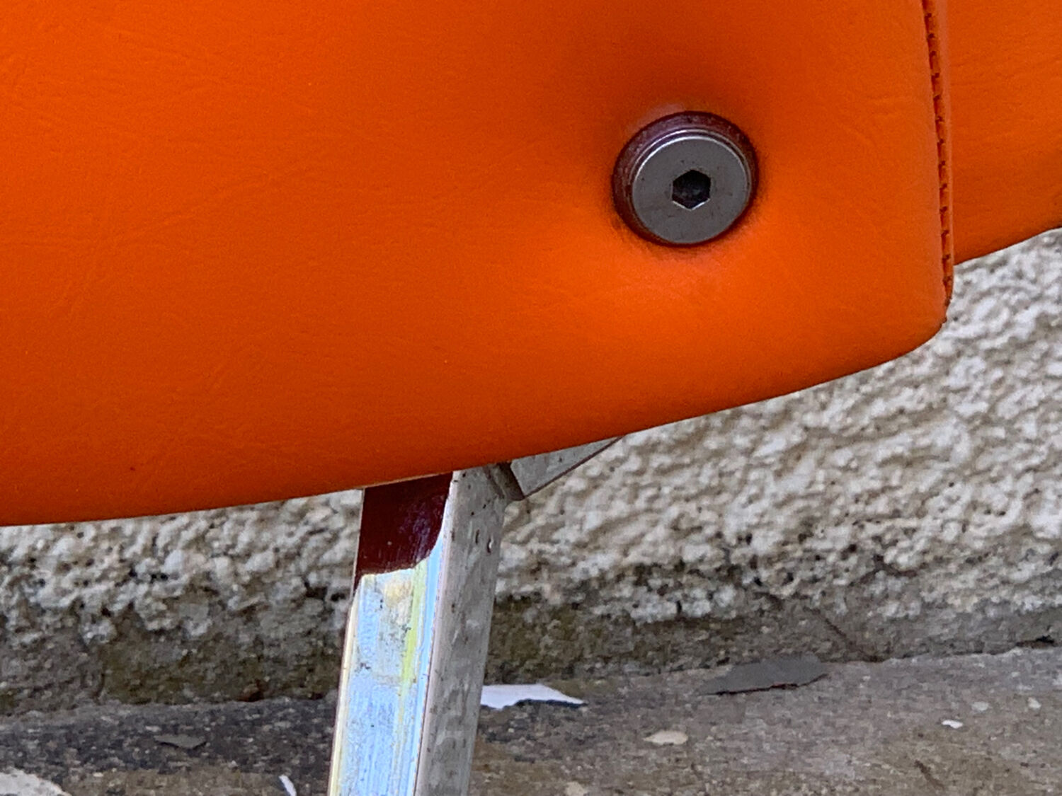 Chauffeuse vintage orange skaï et chrome 1970