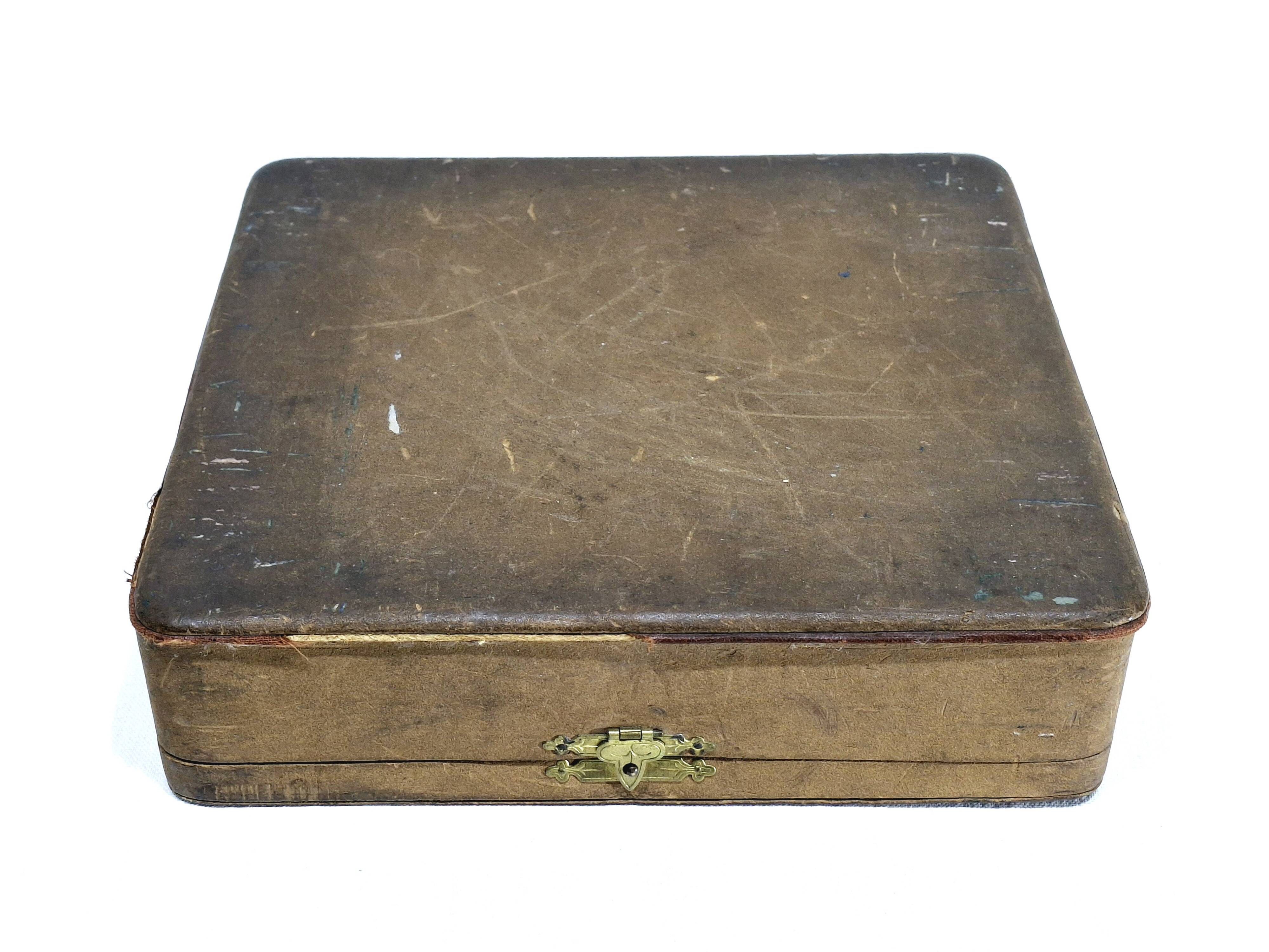 12 silver-plated metal knife handles, in a case.