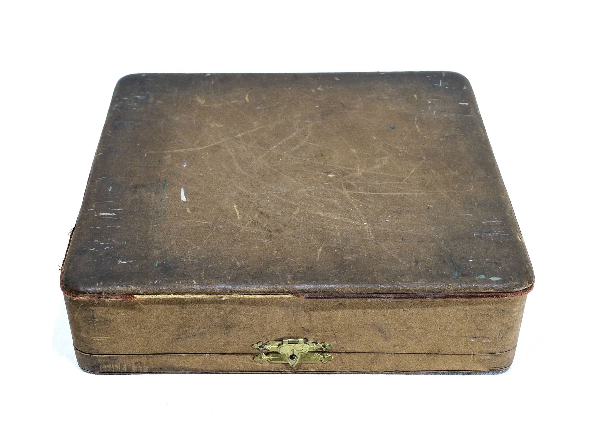 12 silver-plated metal knife handles, in a case.