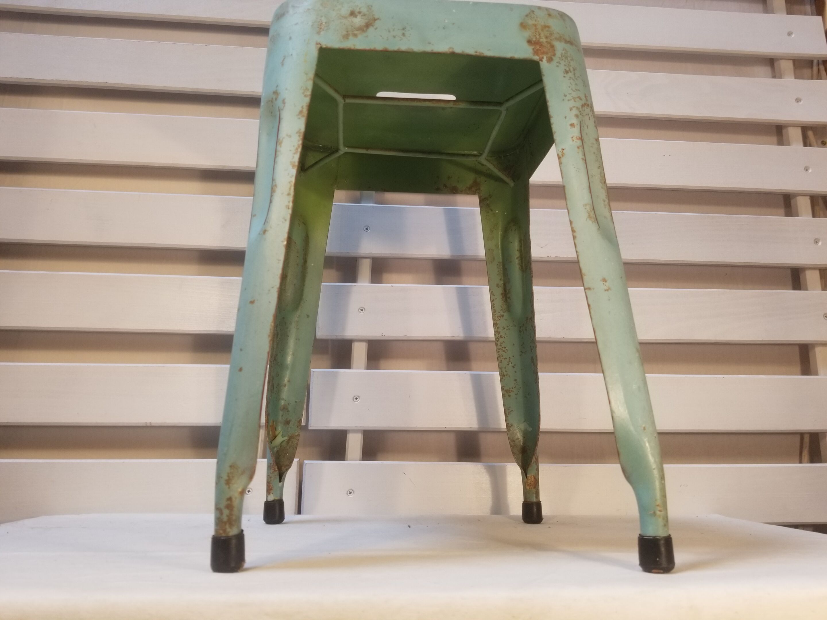 Tabouret vintage industriel en tôle