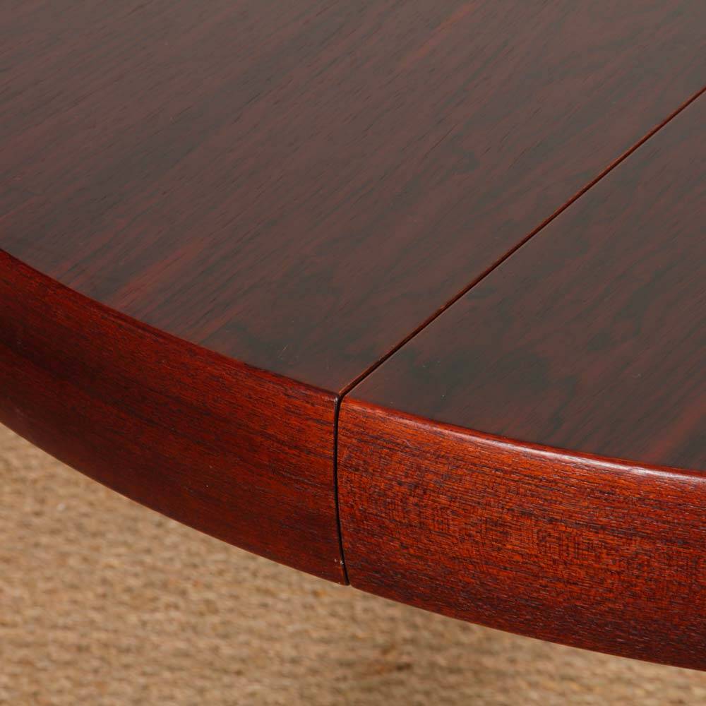Round extendable dining table in Rio rosewood, 1960