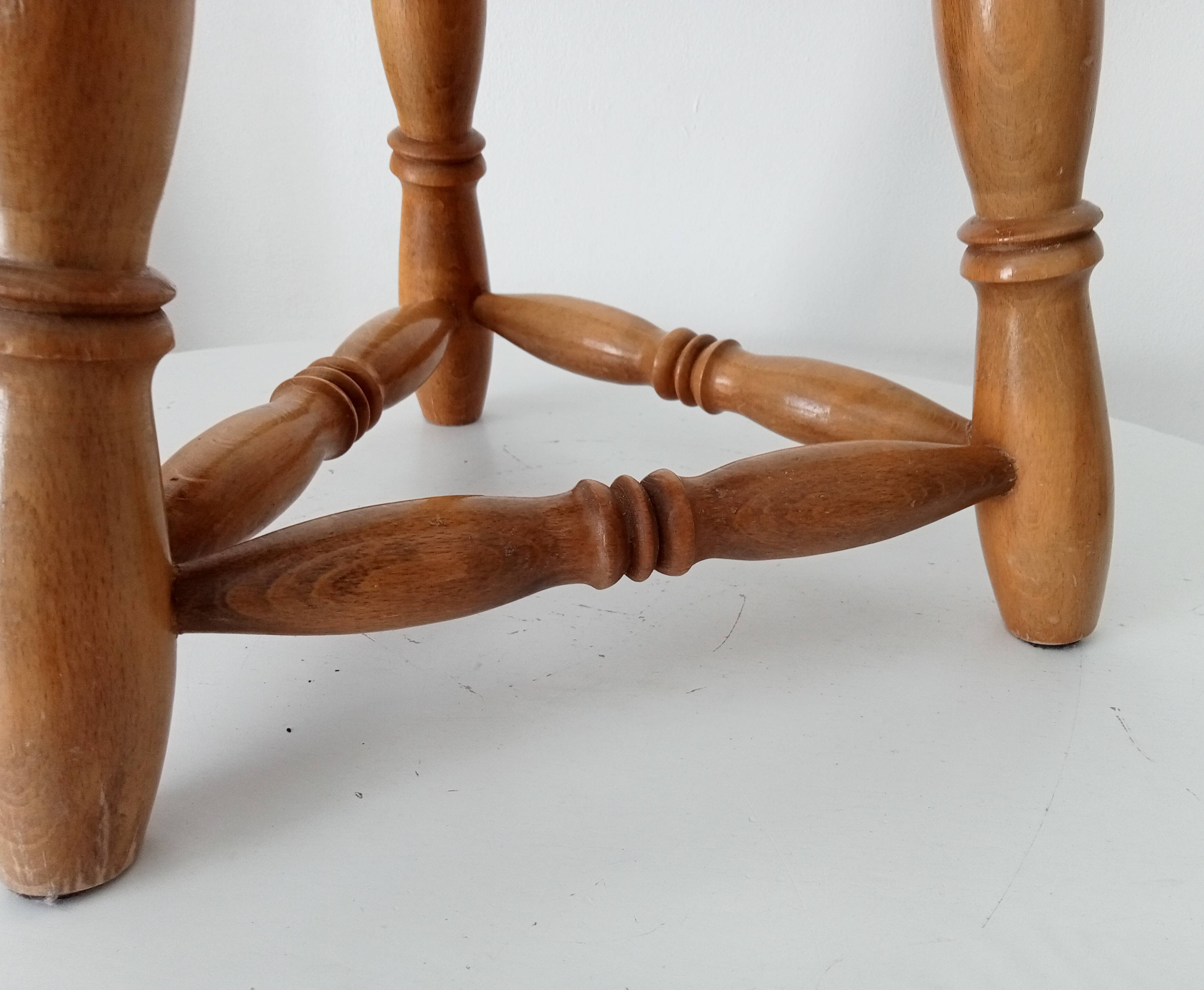 Vintage tripod stool in beech wood.