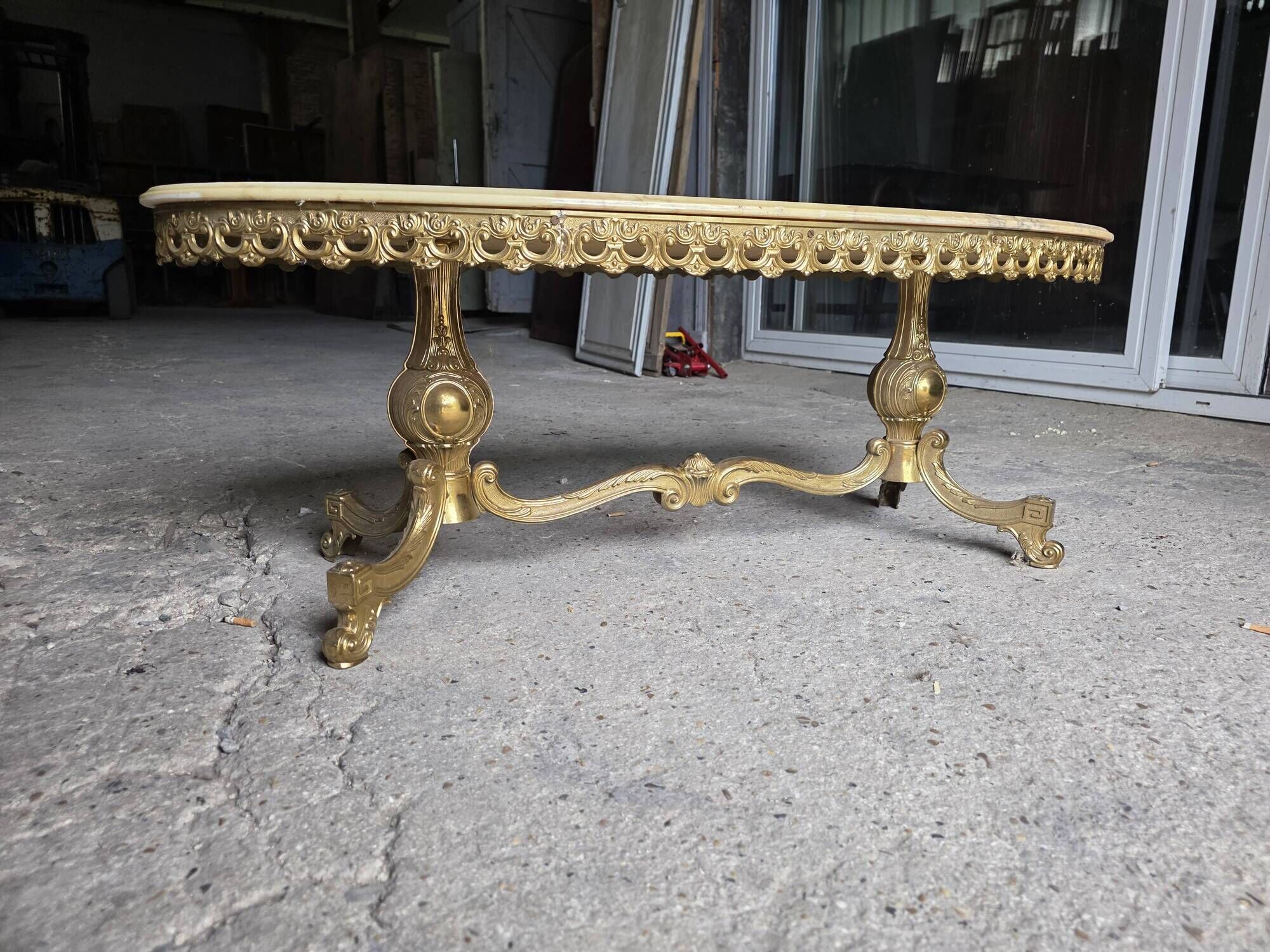 Table basse en bronze et marbre années 1960