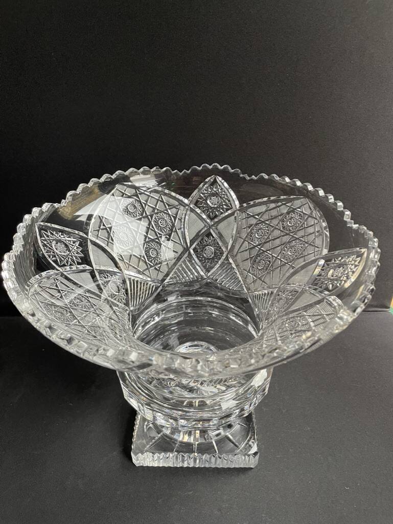 Large bowl on foot – Cut crystal - 20th century