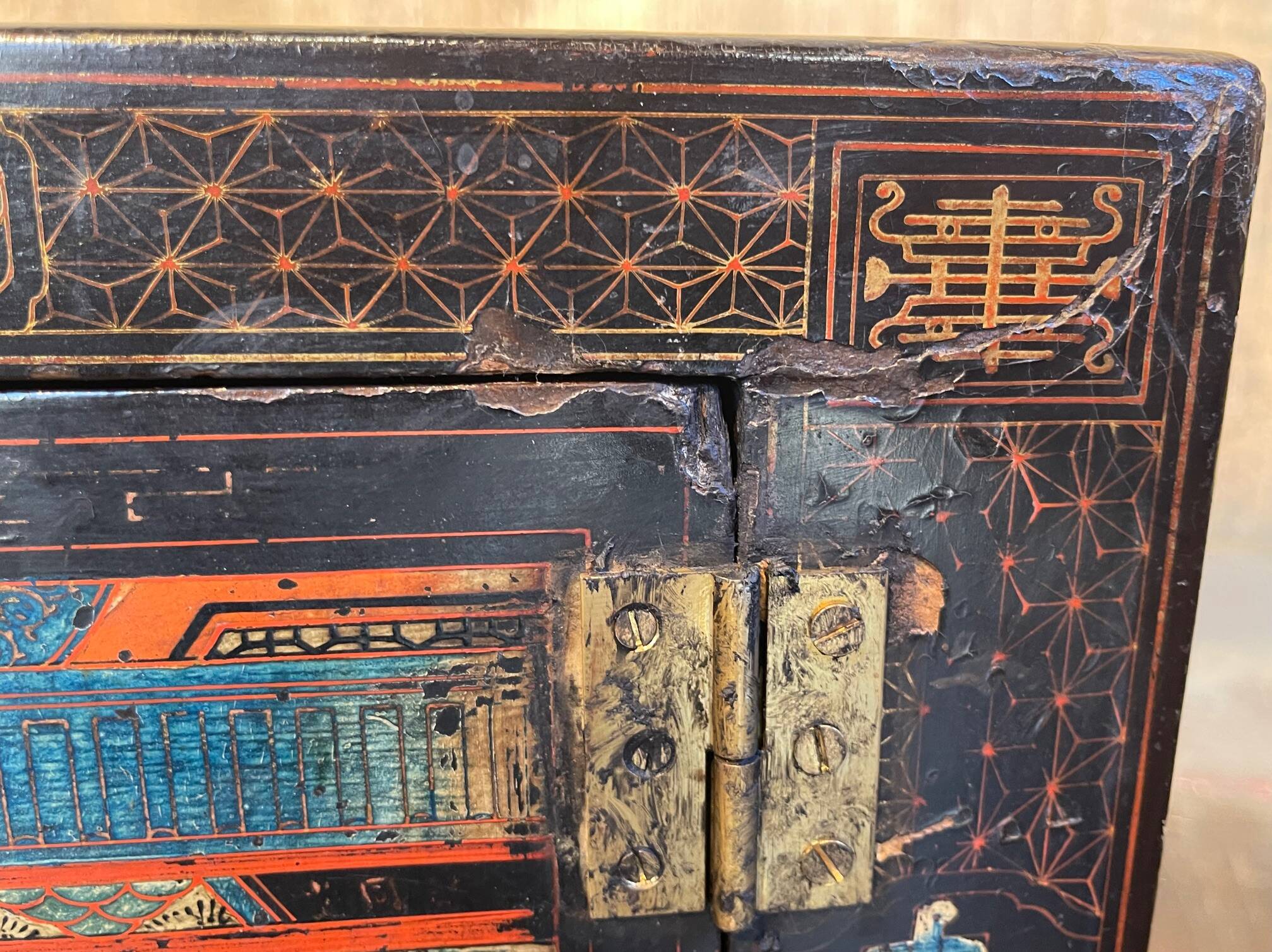 Antique Chinese chest with 2 doors