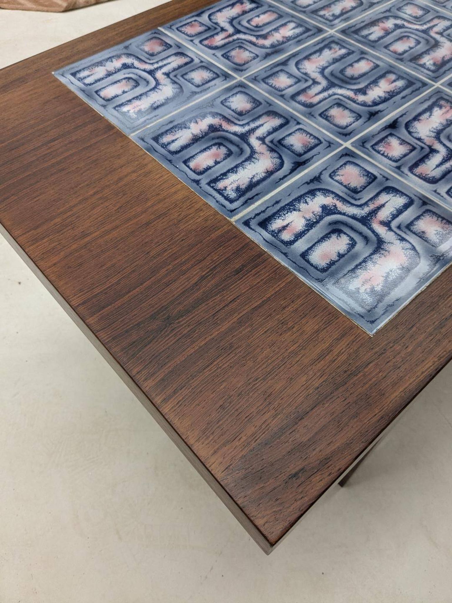Table basse danoise en palissandre et céramique
