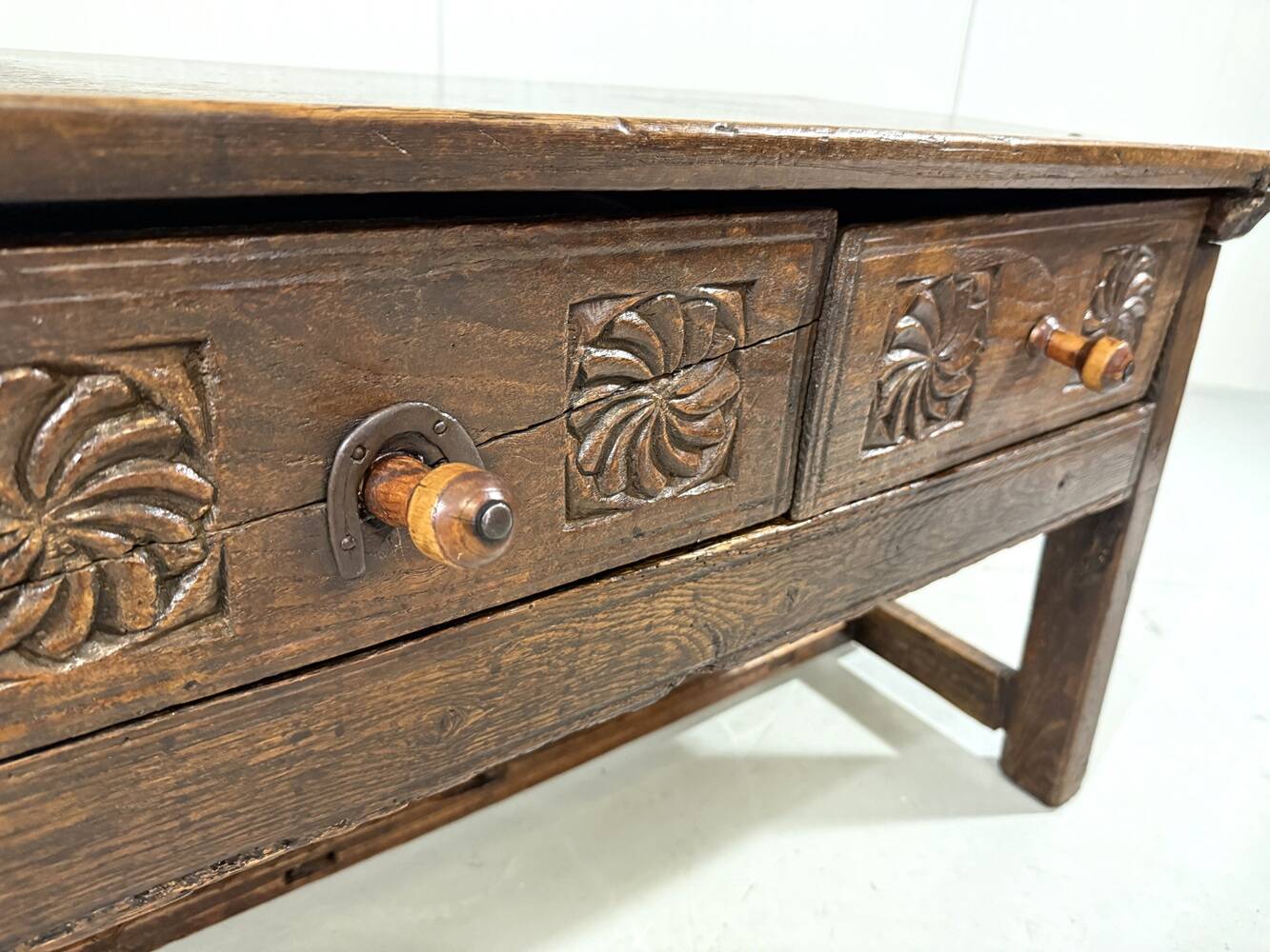 Table basse espagnole antique brutaliste