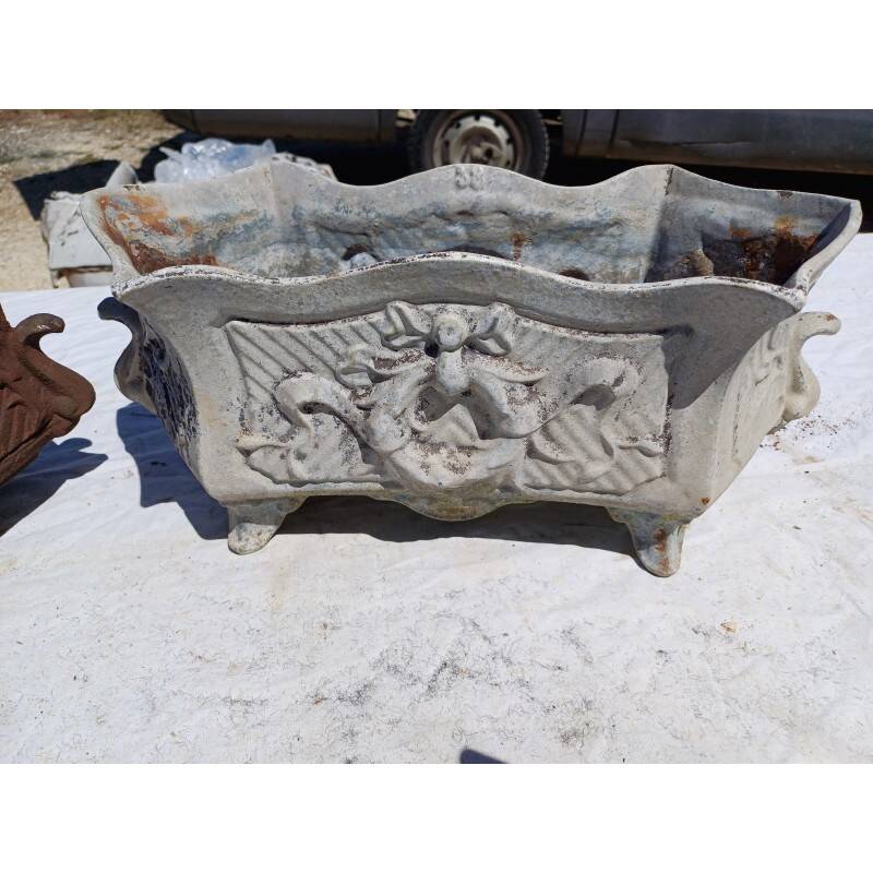 Pair of 1900 cast iron planters from Charleville-Mézières in rococo style