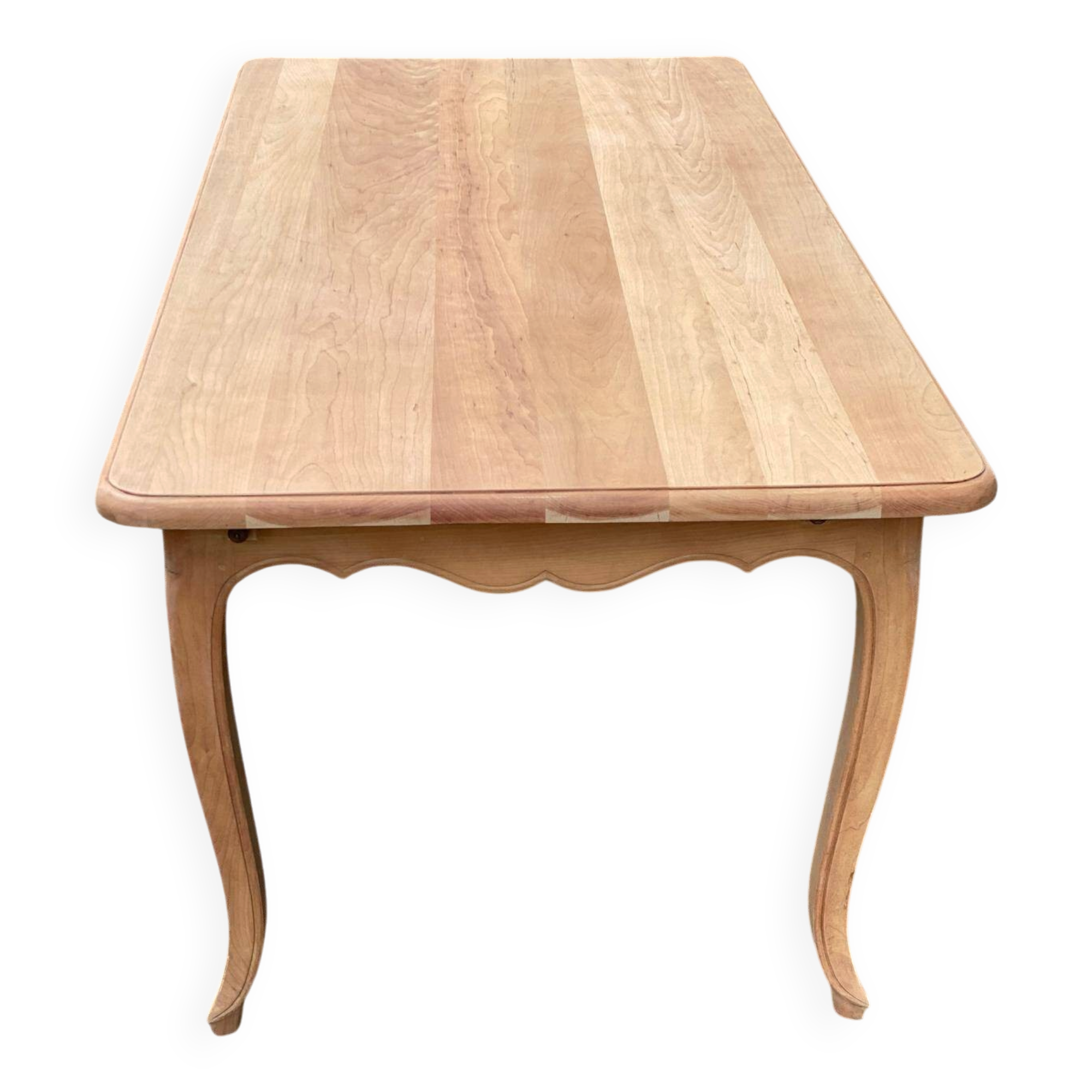 Table à manger de ferme chic extensible décapée en merisier massif Louis XV