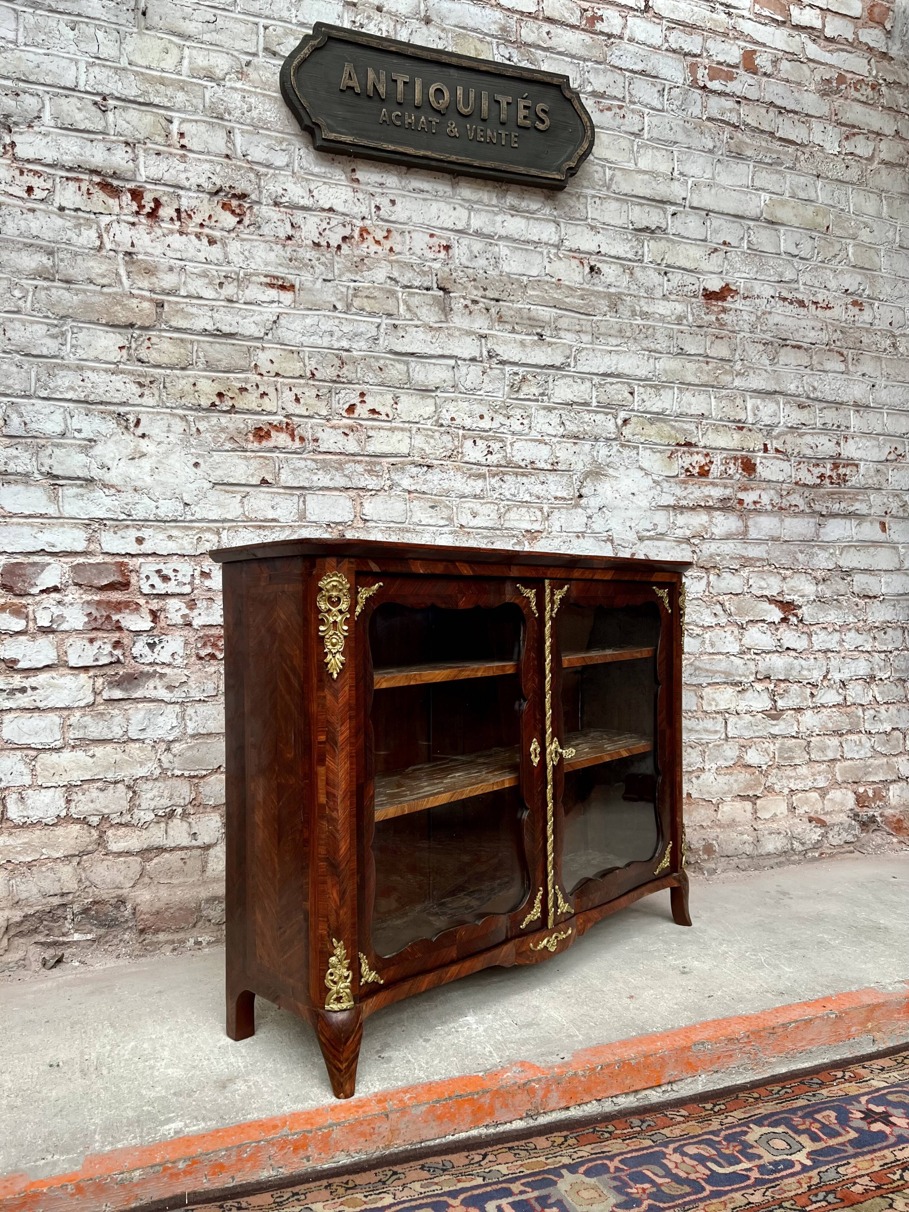 Low showcase in rosewood veneer of the regency xviii th century