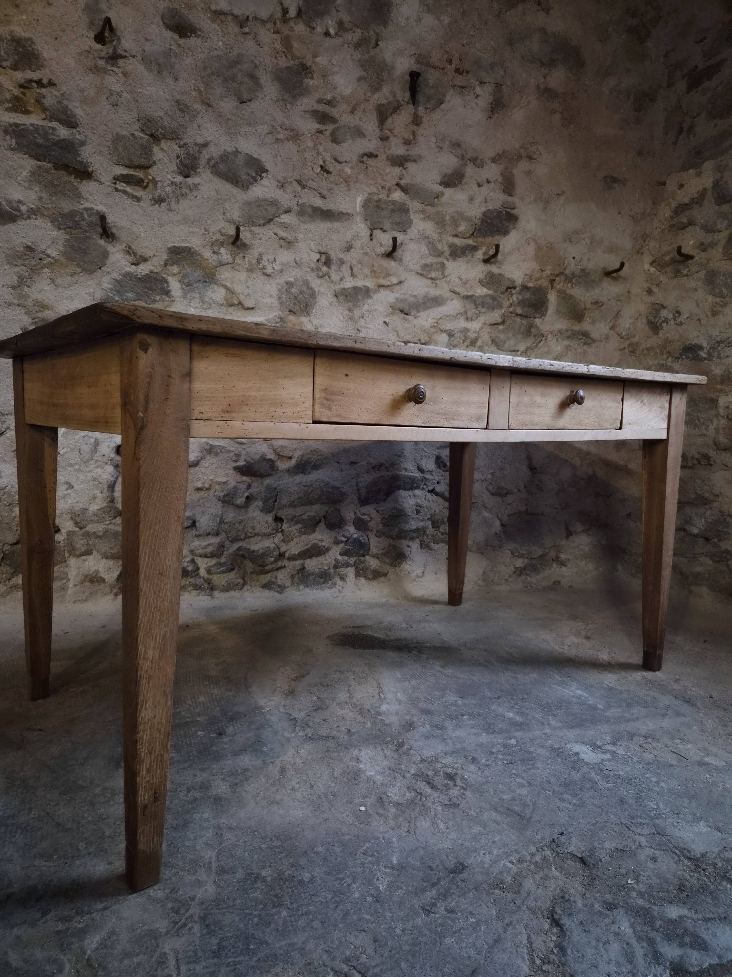 Table à manger rustique de ferme française, deux tiroirs, années 1920–1940