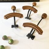 Trio de patères anciennes en bois et métal