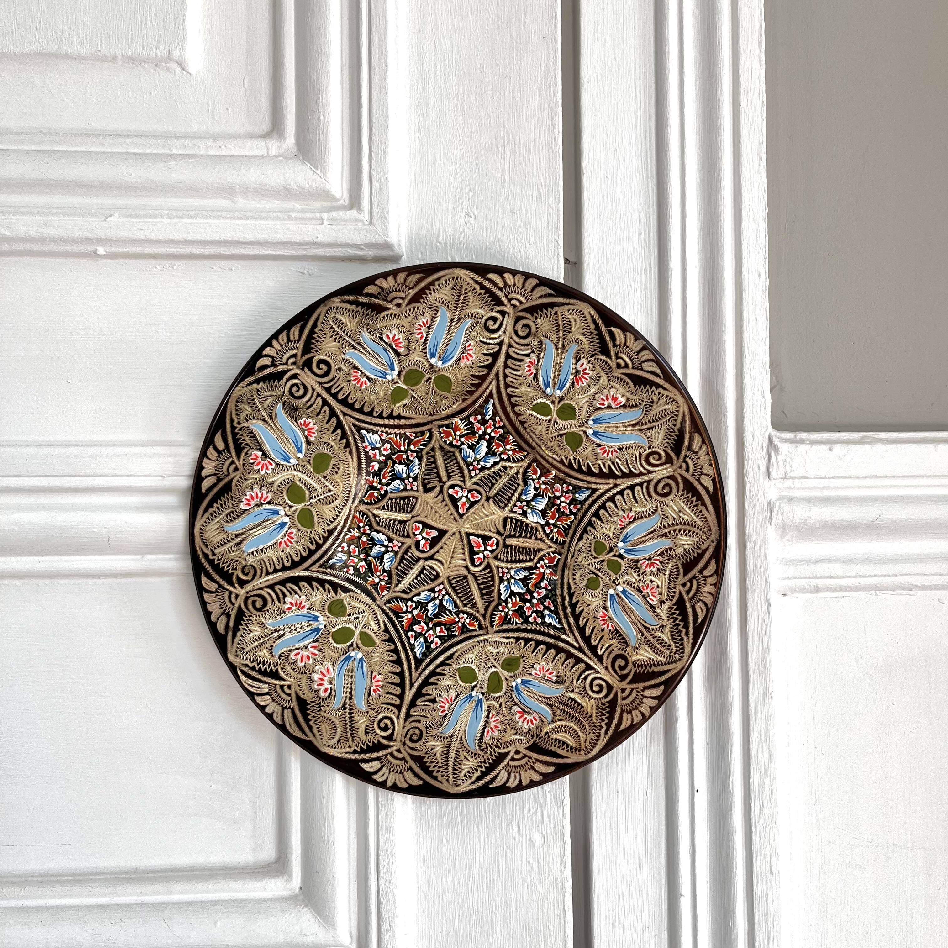 Assiette décorative fleurs peintes