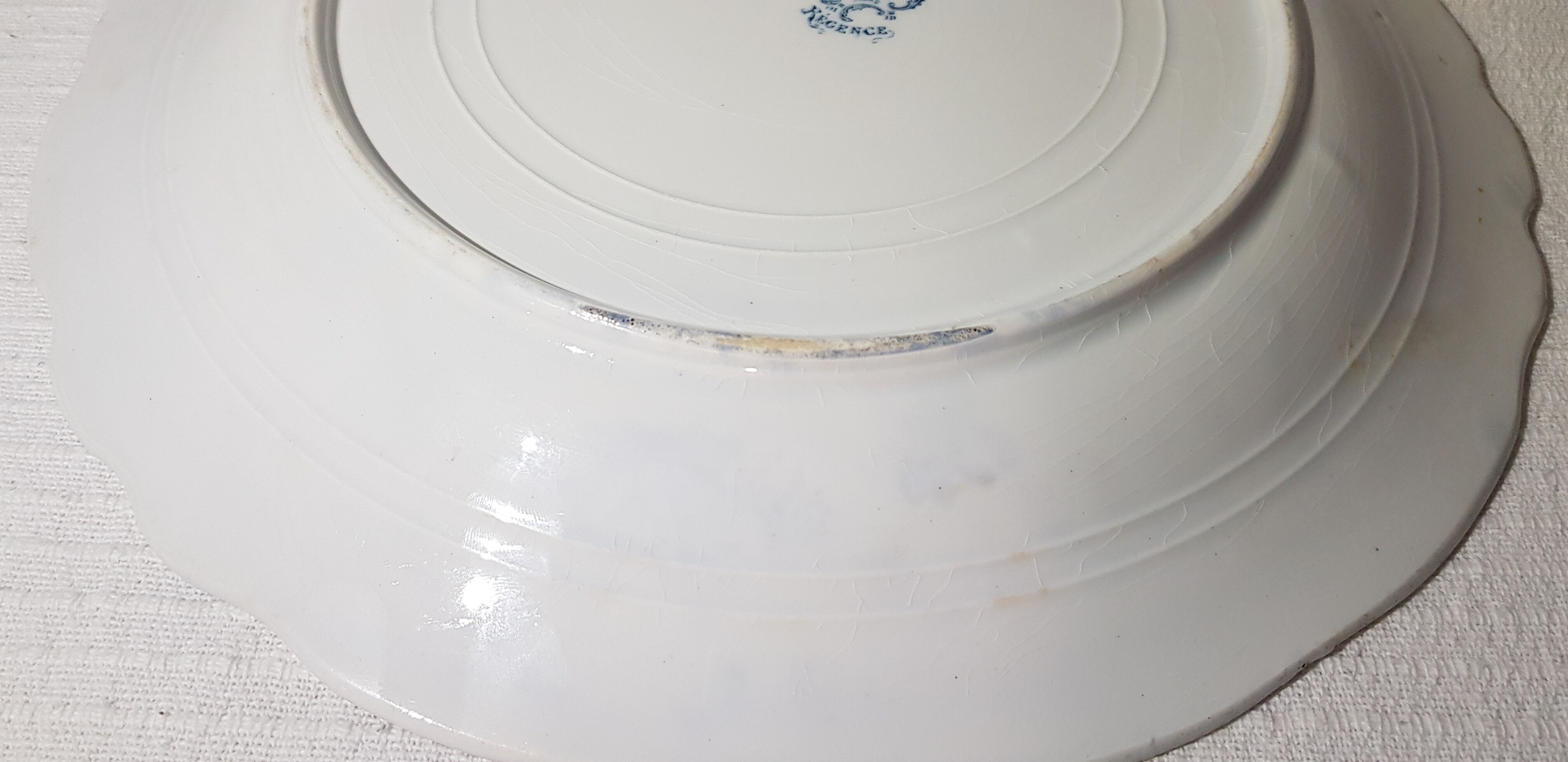 Plat en faïence de St Amand et Hamage Nord modèle Régence, terre de fer