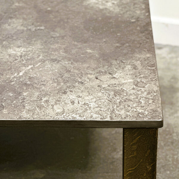 Table basse française des années 1970 en ardoise et chêne massif — dalle d'ardoise texturée, présence sculpturale