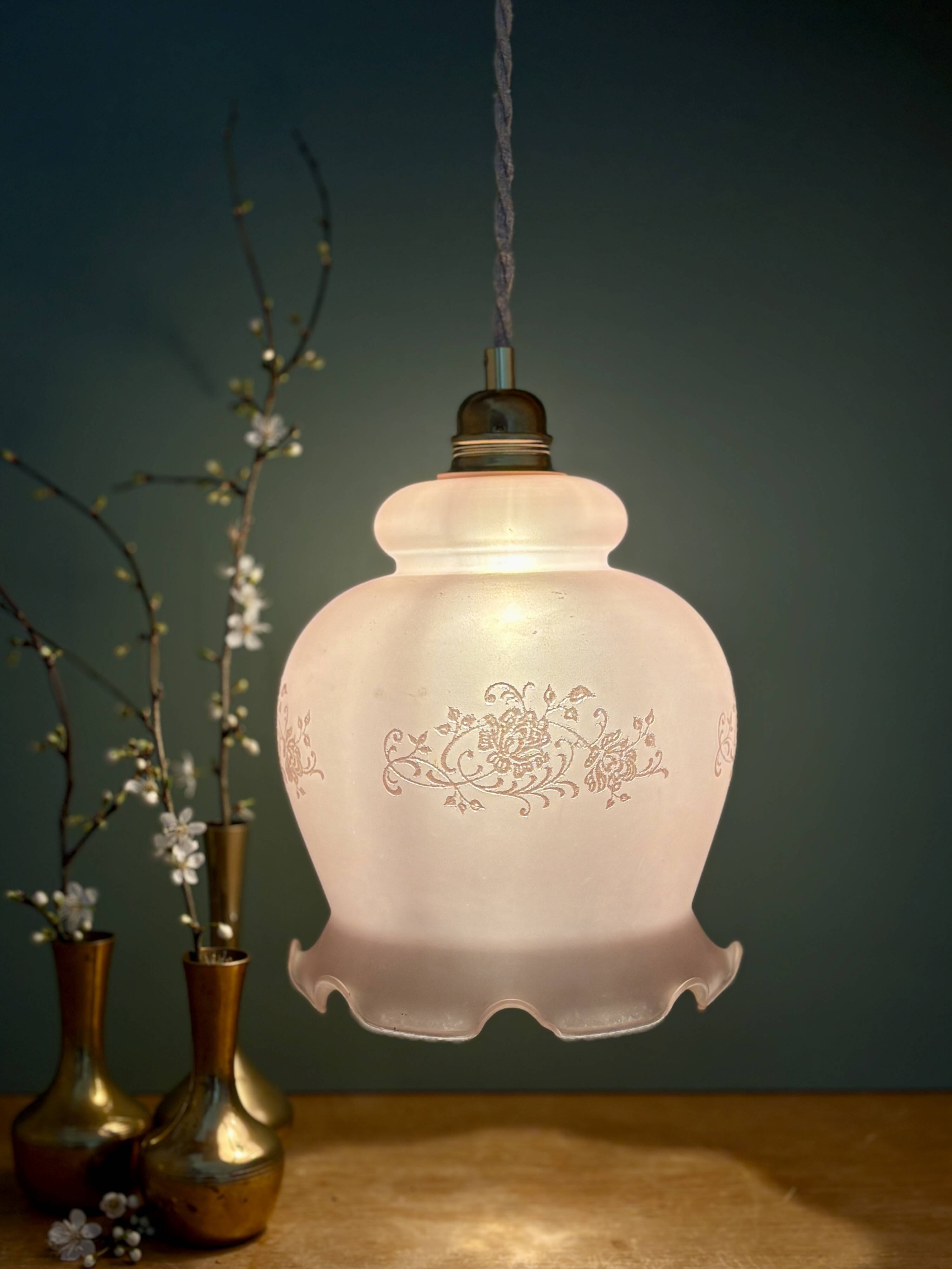Suspension globe vintage en verre dépoli rose