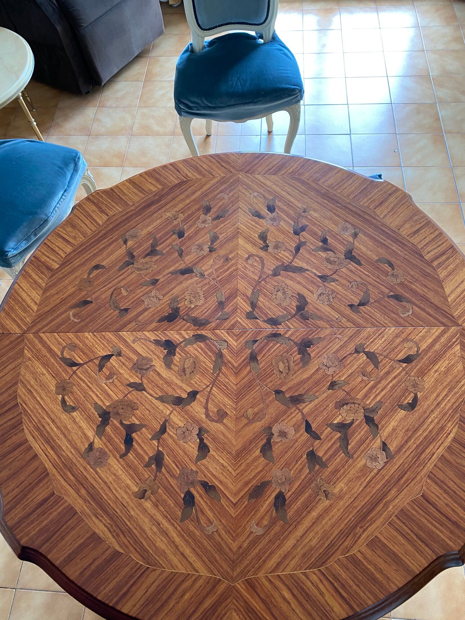 Round table décor in rosewood flower Louis XV