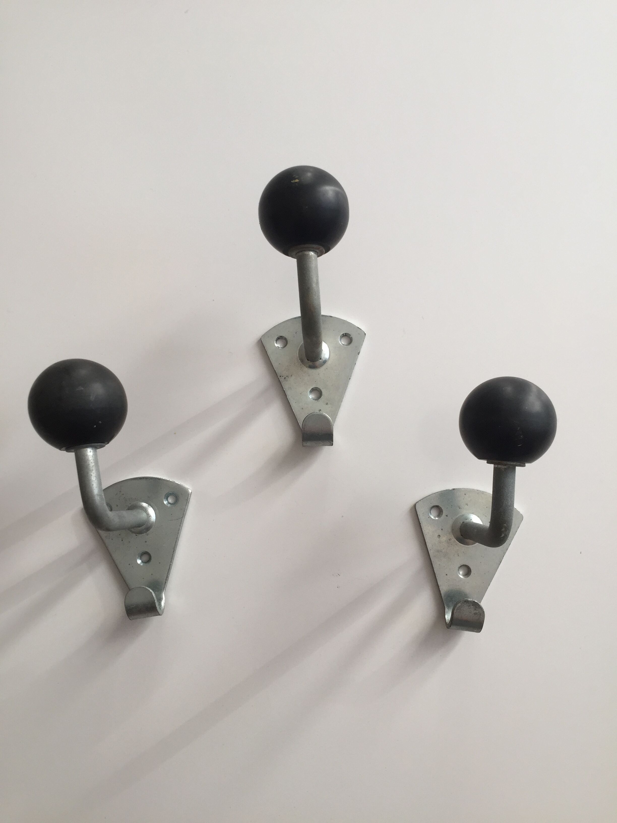 Patères vintage boule, métal et Bakélite