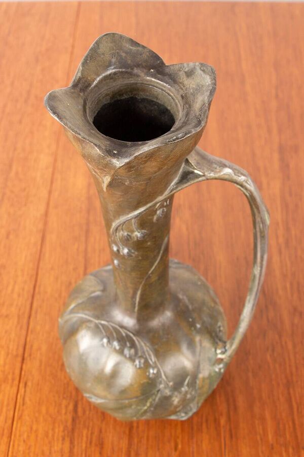 Vase Art-Nouveau en étain massif patiné bronze par Louis Chalon 1910.