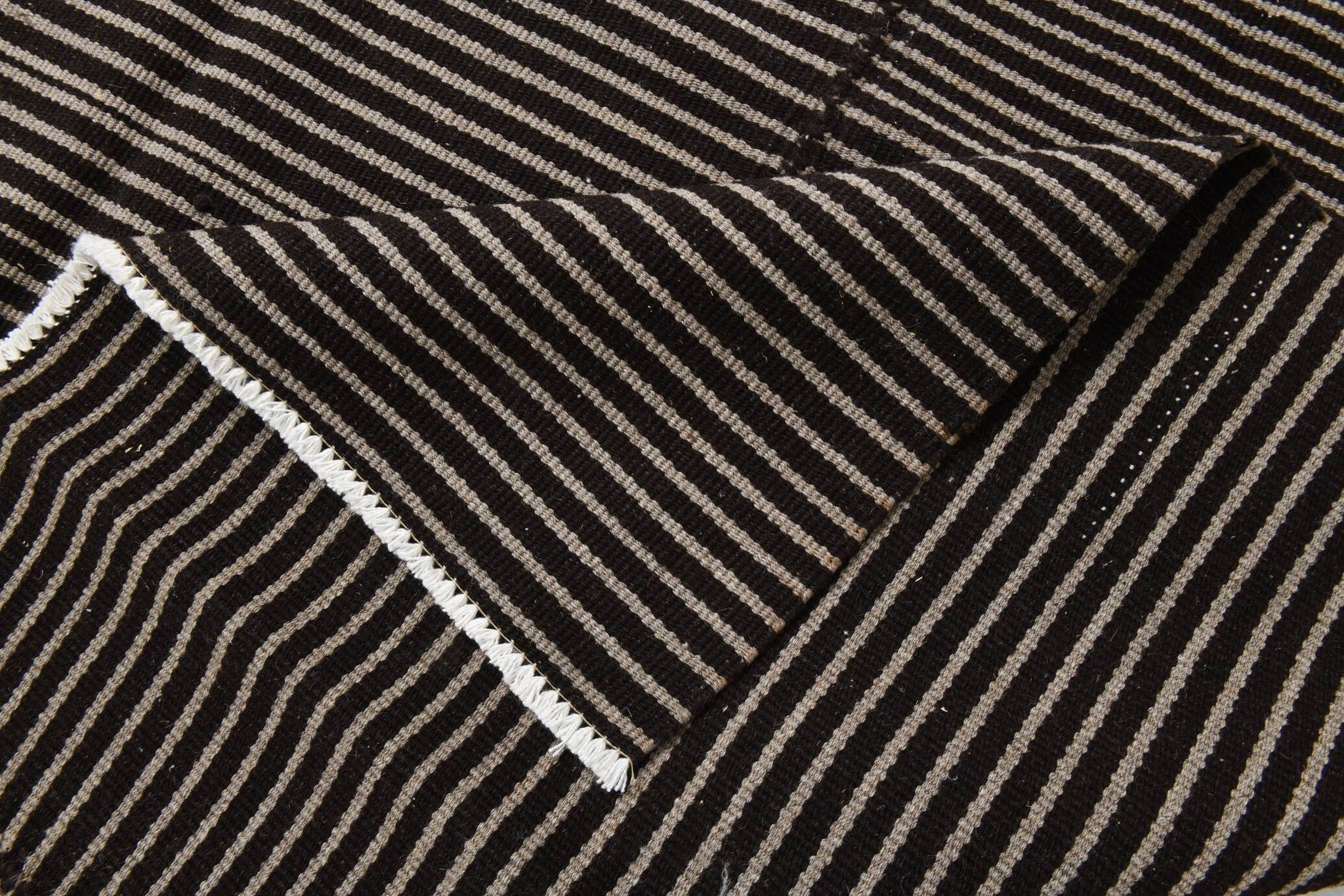 Tapis turc à fines rayures noires et grises (6 x 9 po), 183 x 269 cm