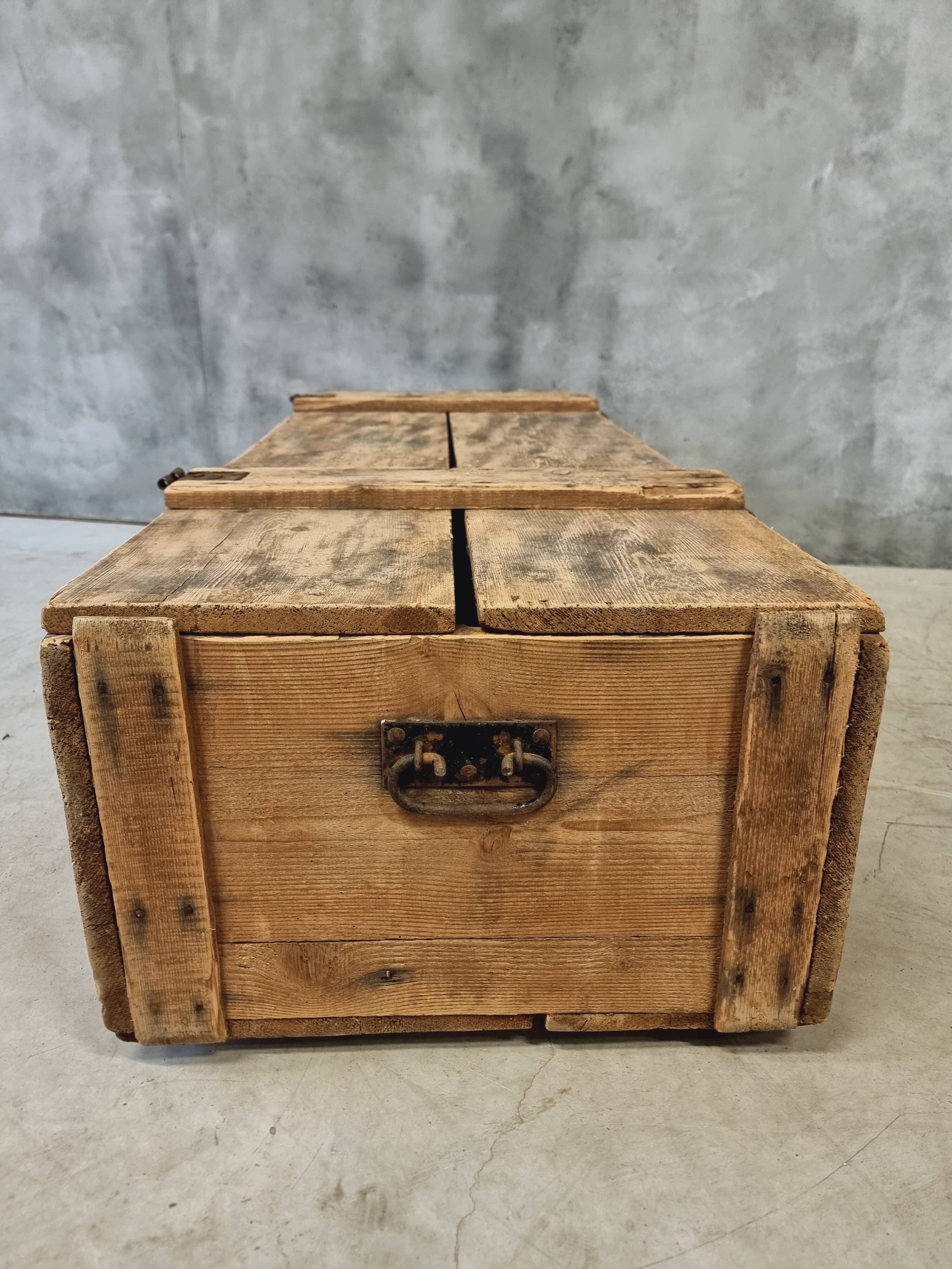 Coffre ancien table basse XIXe siècle 57x152 cm