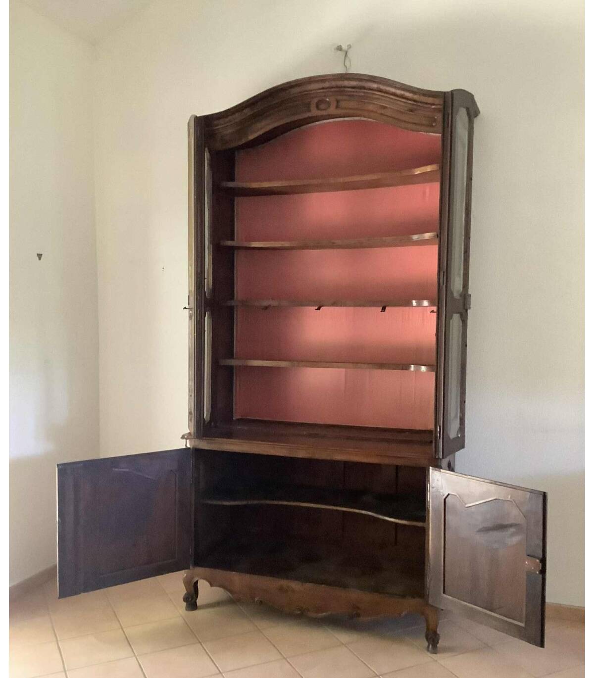 Imposant buffet, vitrine deux corps en noyer