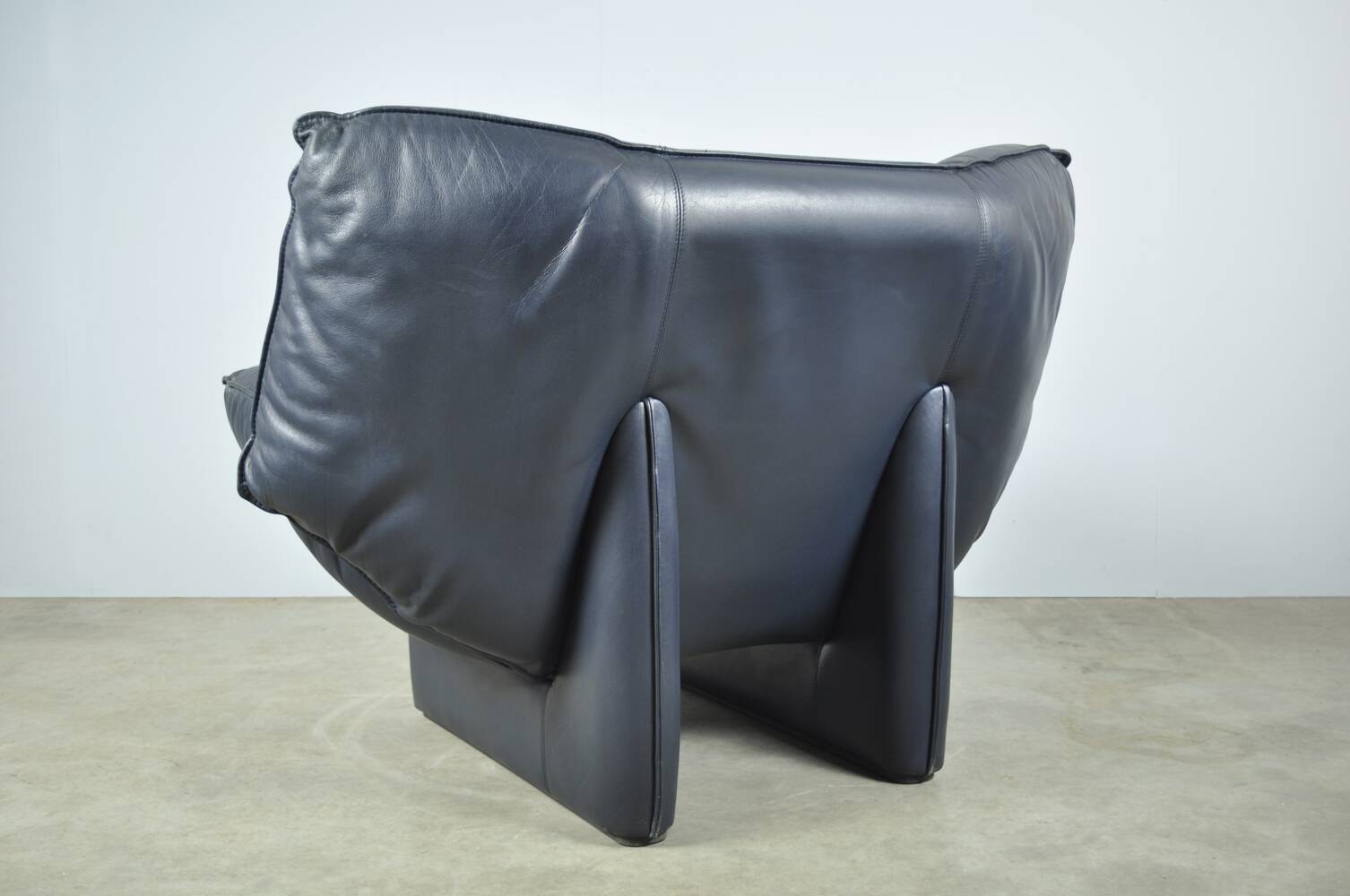 Leolux / vintage "tango" armchair in blue leather / jan armgardt / 1980s netherlands