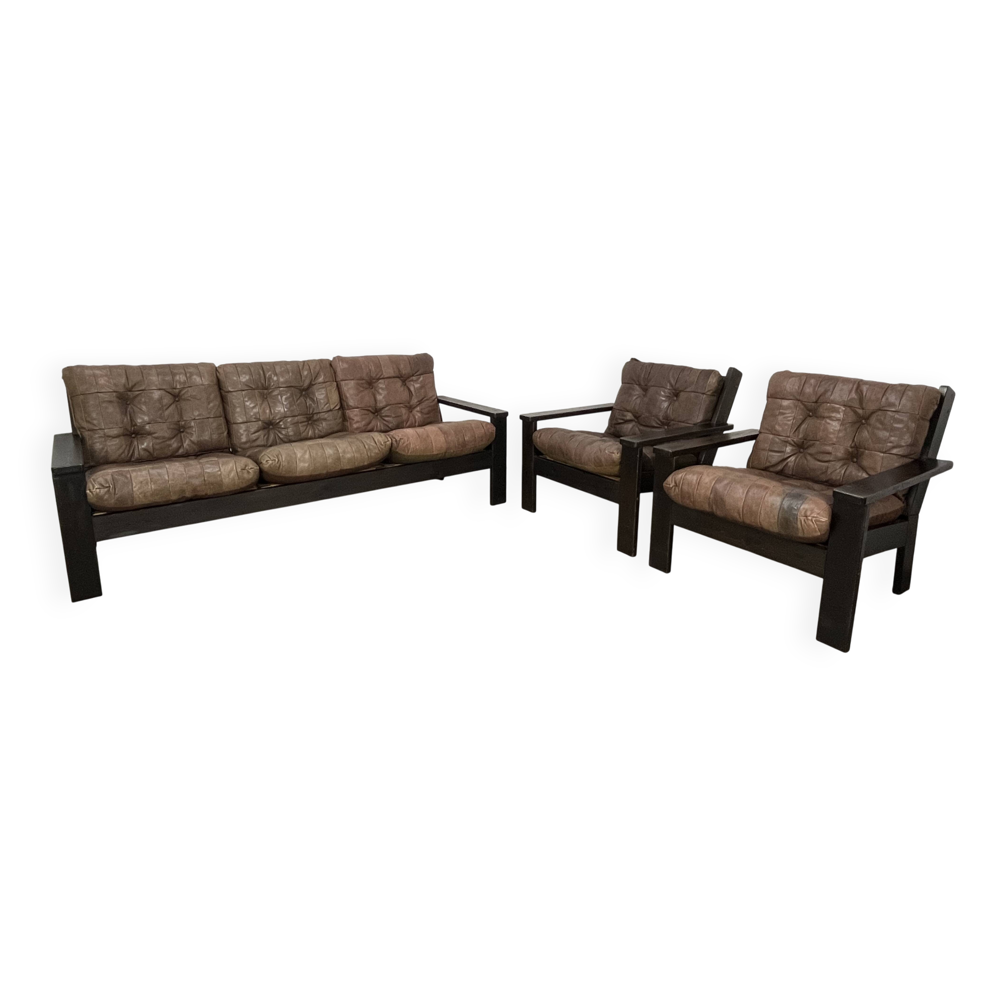 Living room sofa and brutalist armchairs in leather and wood, 70s, chalet style