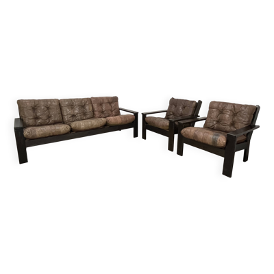 Salon canapé et fauteuils brutalistes cuir et bois, années 70, style chalet