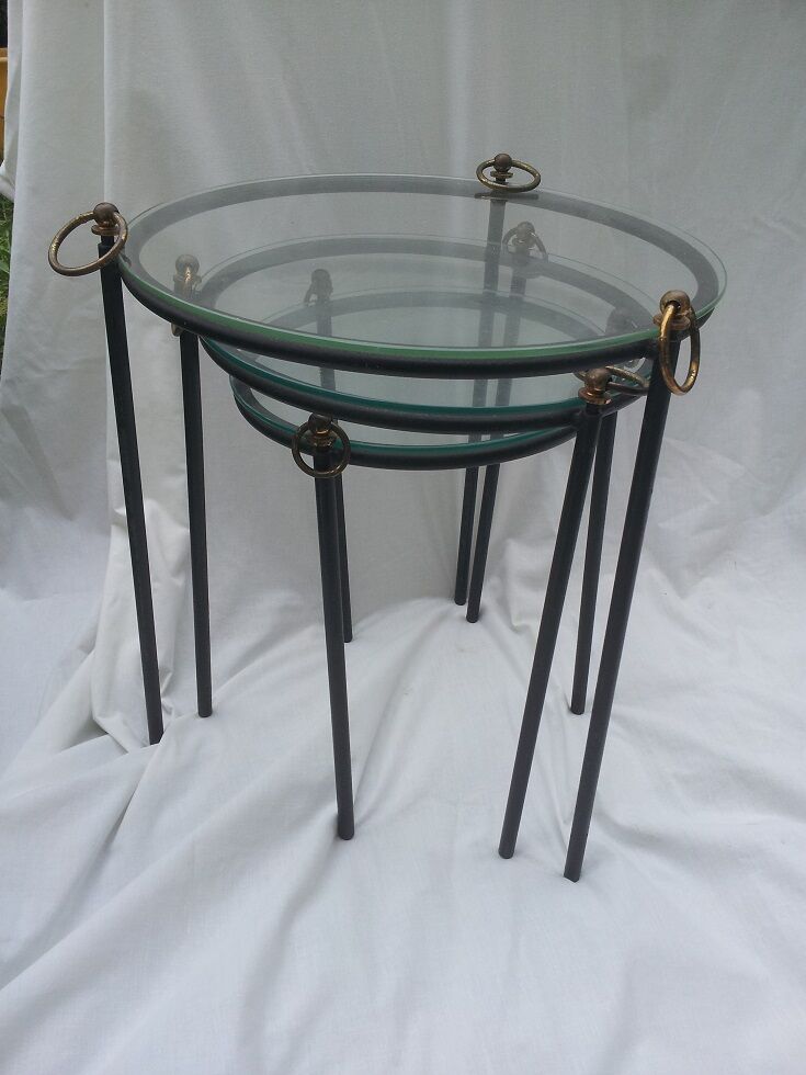 Round nesting tables