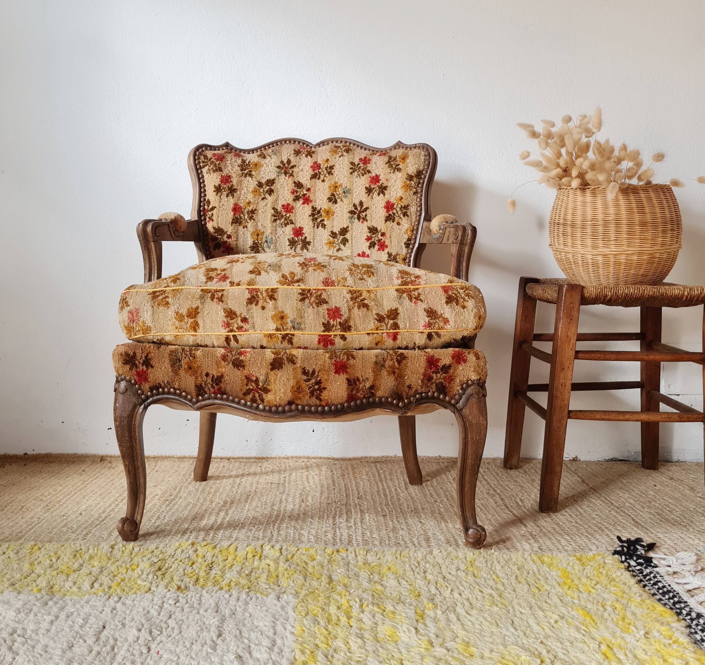 Antique cabriolet armchair in floral velvet – Louis XV style / Retro chic
