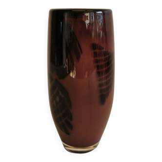 Vase en verre aux couleurs / nuances violettes, estimé danois et des années 1970-80.