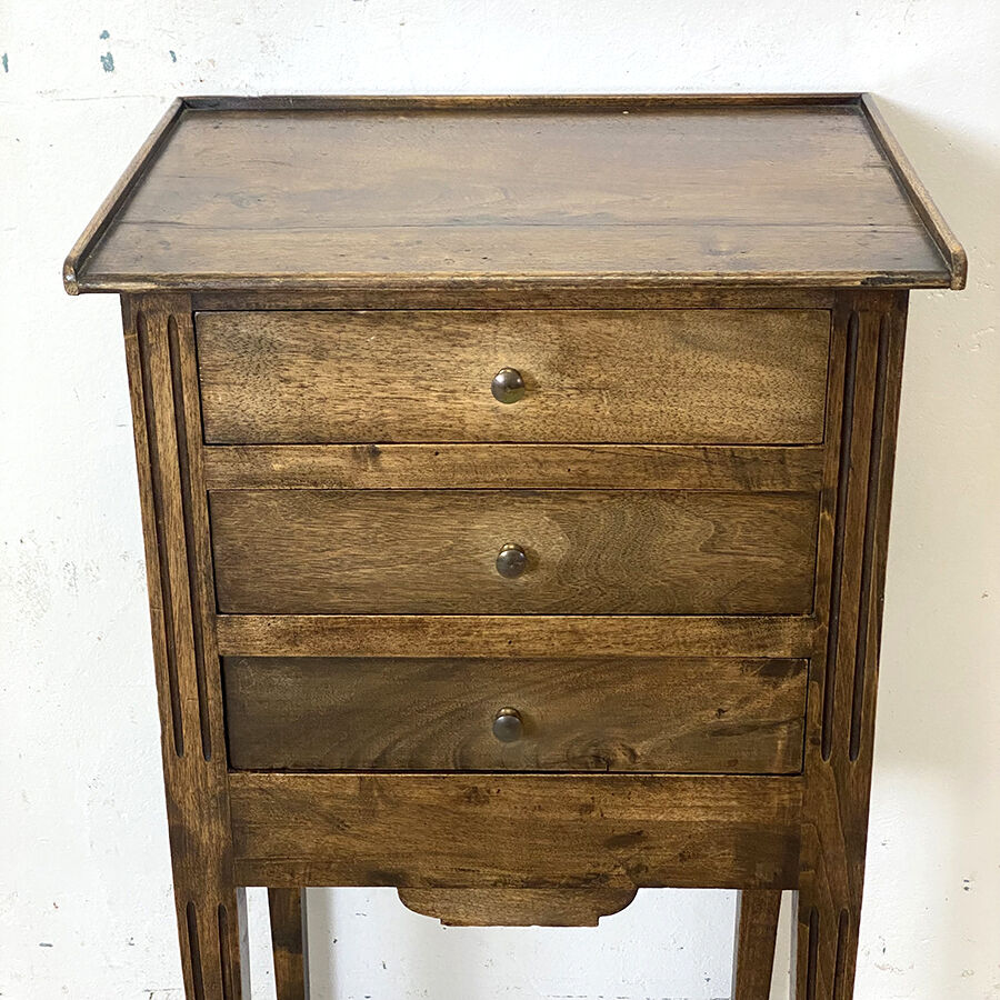 Table de chevet en noyer 1900