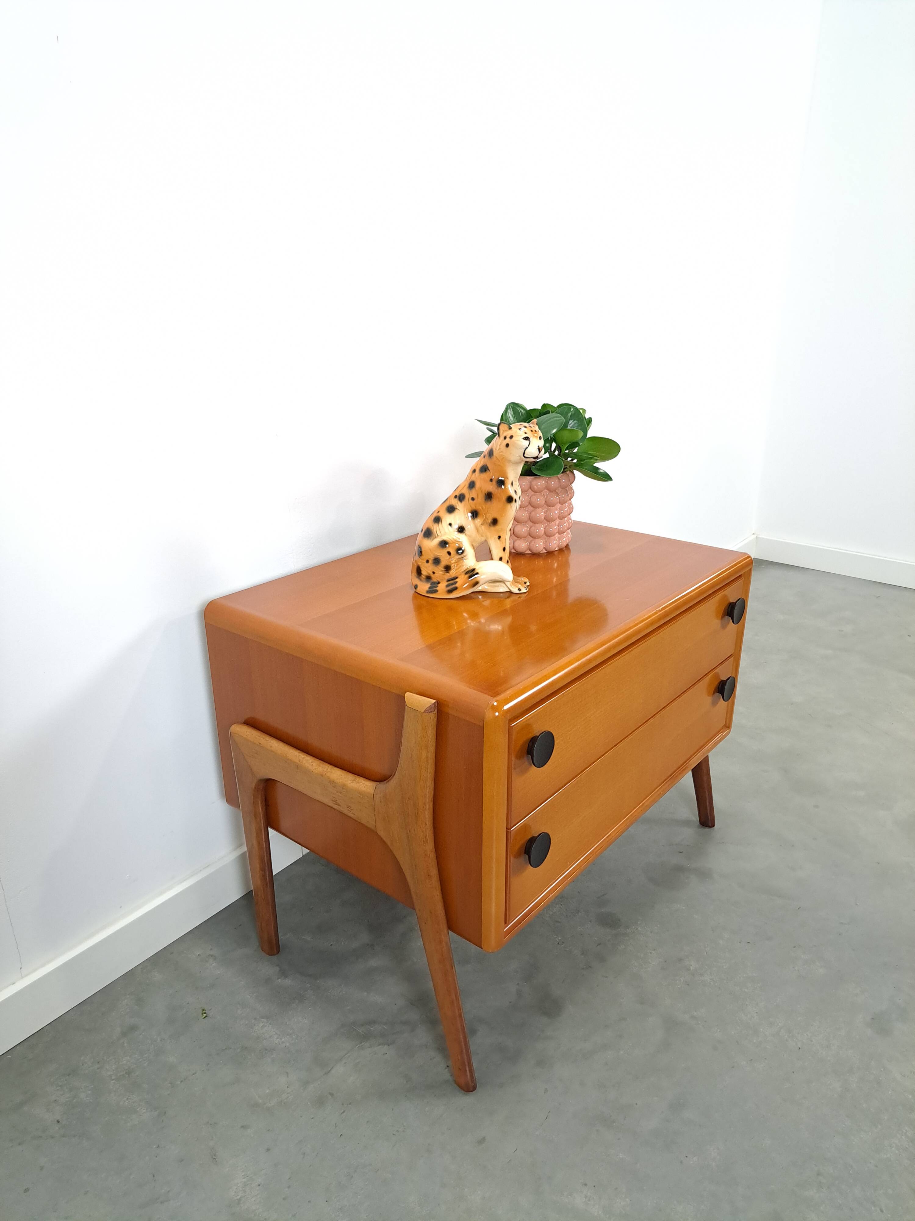 Teak ladekast met zwarte metalen grepen, tv meubel