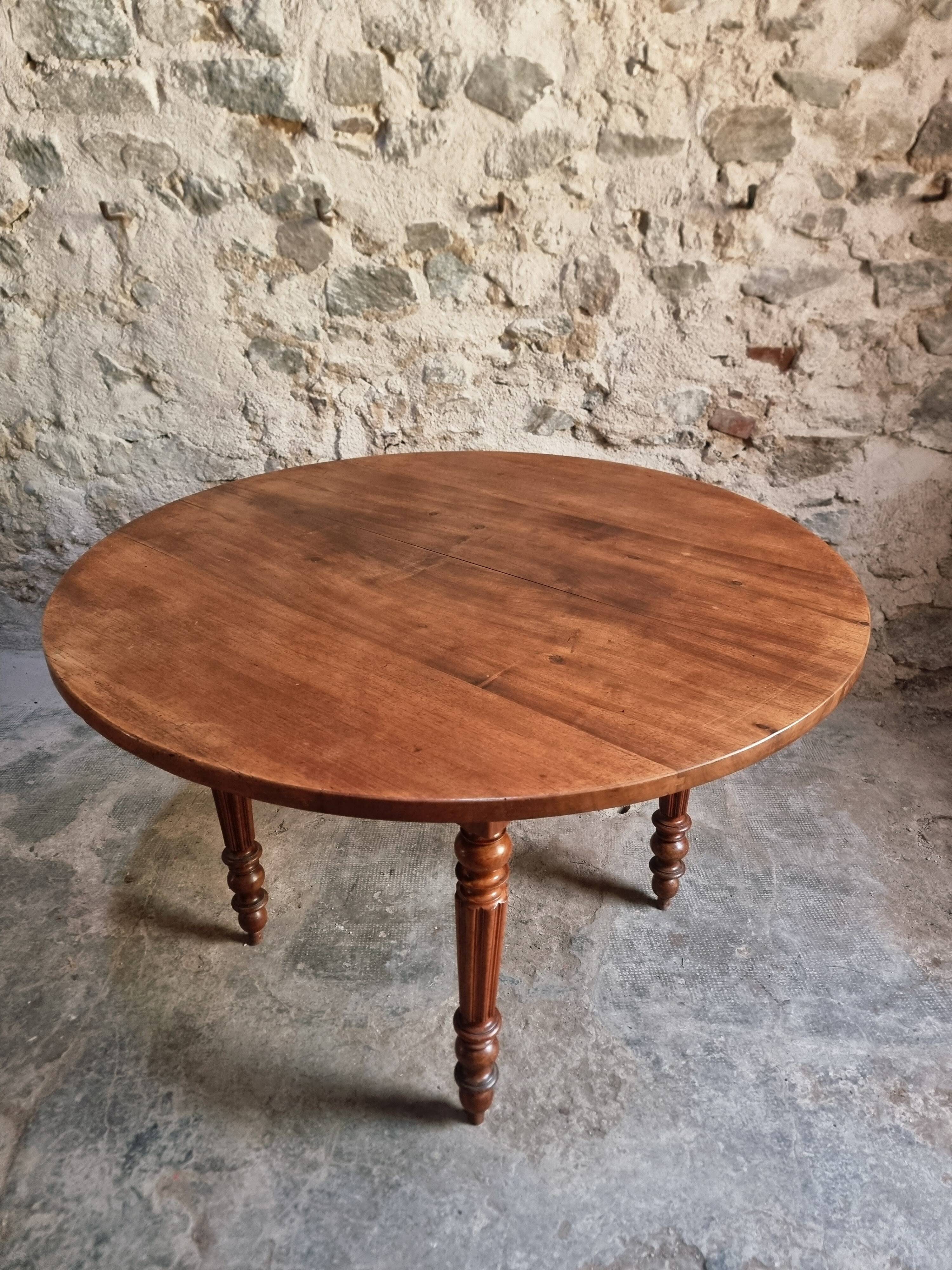Table à manger ronde française ancienne en noyer, vers 1880–1900