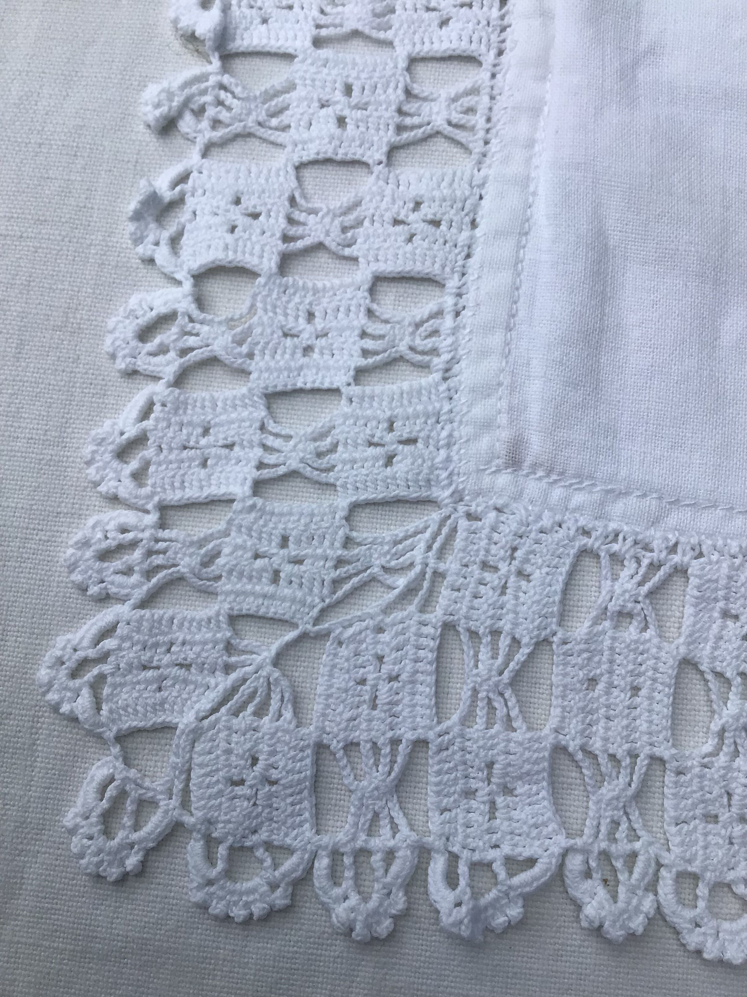 Wide edge pillowcase crocheted hand 78x74cm