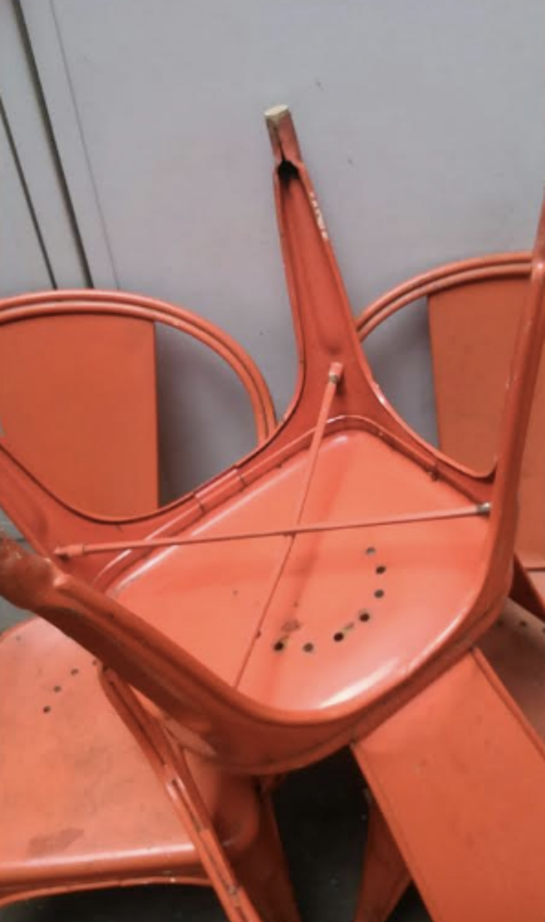 Chaise industrielle rouge