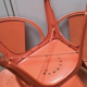 Chaise industrielle rouge