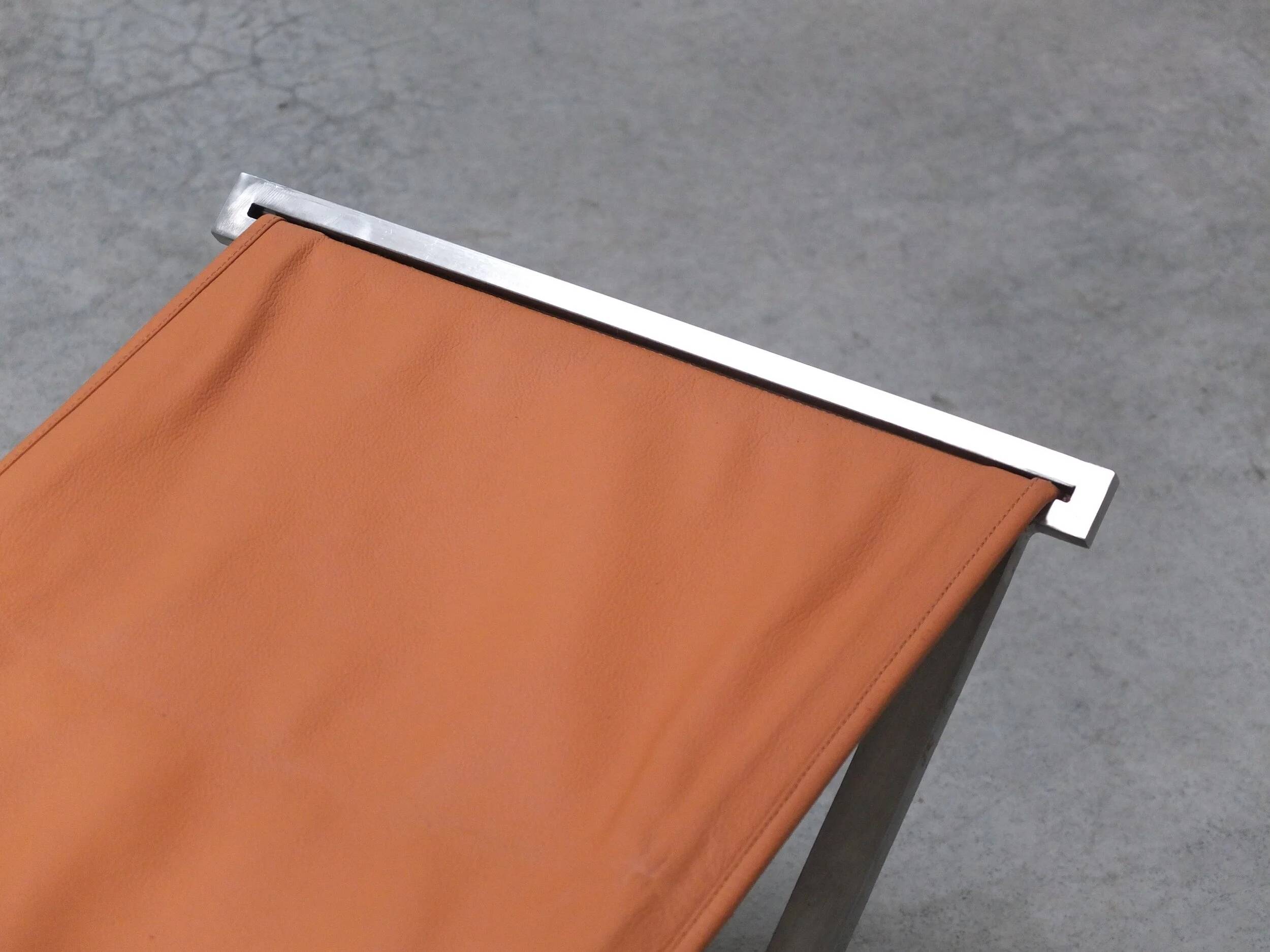 Tabouret pliant en cuir cognac et acier par Michael Christensen, années 1960.
