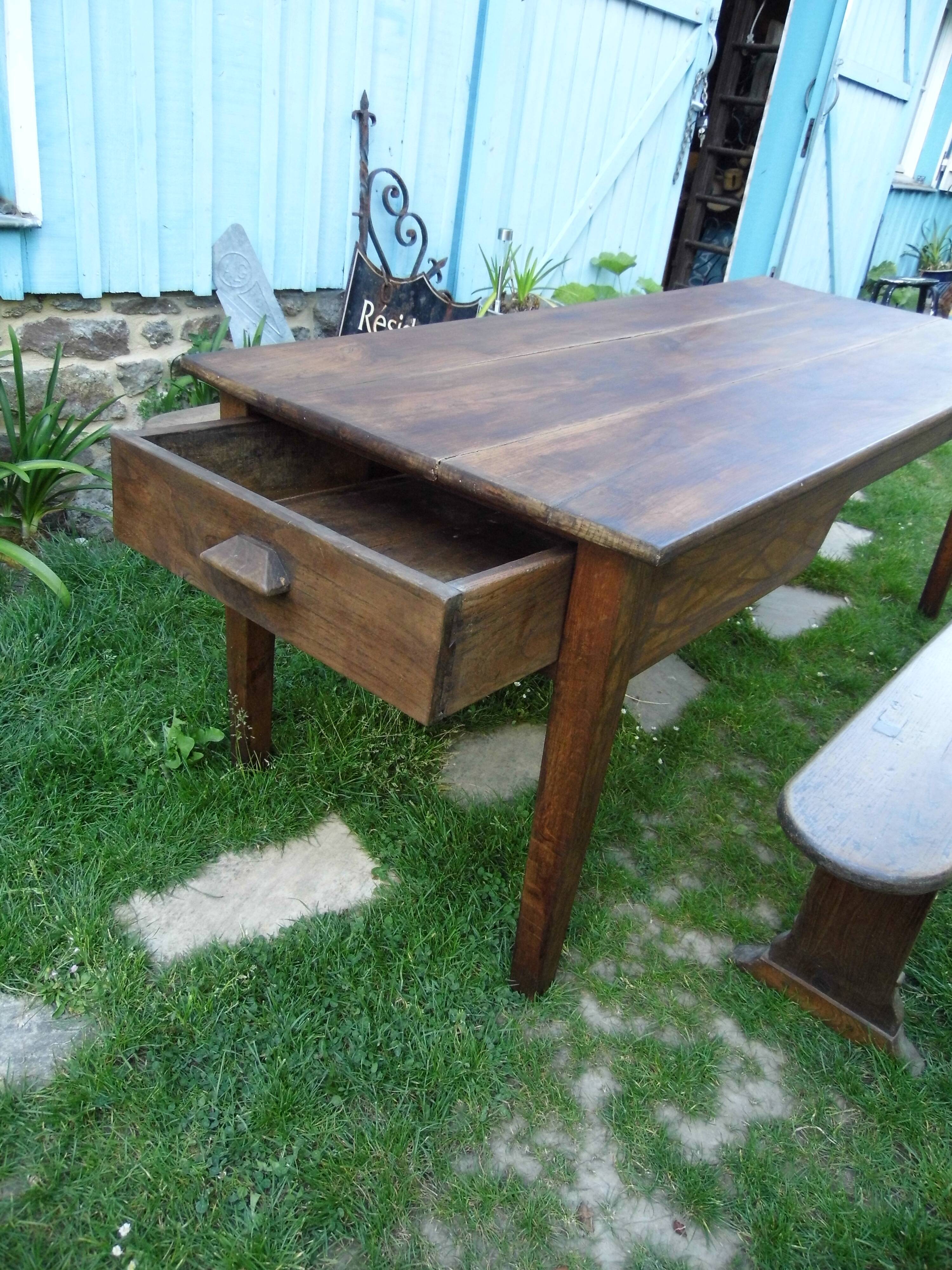 Farmhouse table and its two benches, chestnut, early 20th century